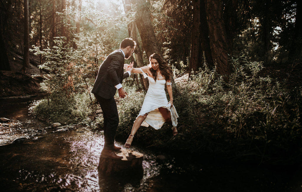 trouwen in het bos bruidspaar fotomoment avontuurlijk
