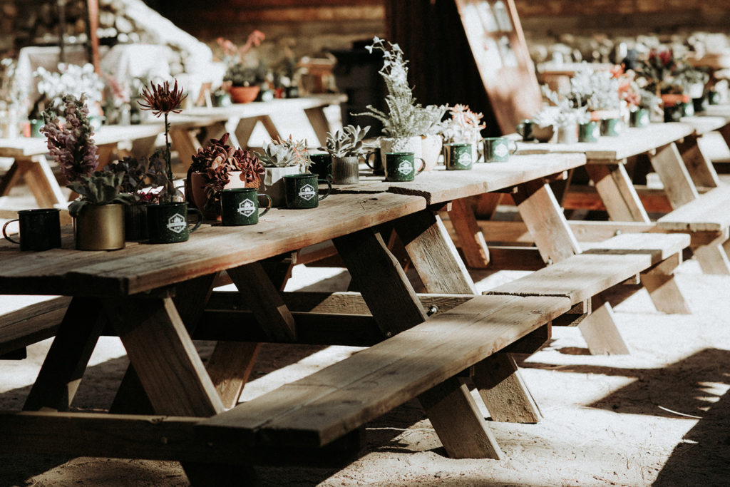 trouwen in het bos picknick tafels diner