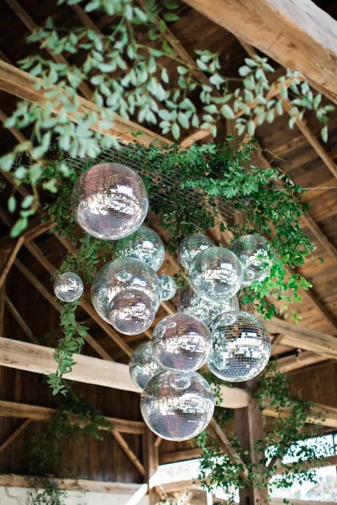 installation-met discobal bruiloft decoratie inspiratie