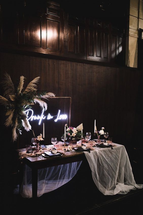 neon lichtletters bruiloft achterwand styling trouwtrend 2021 Photography- Lauren Elliot Photography